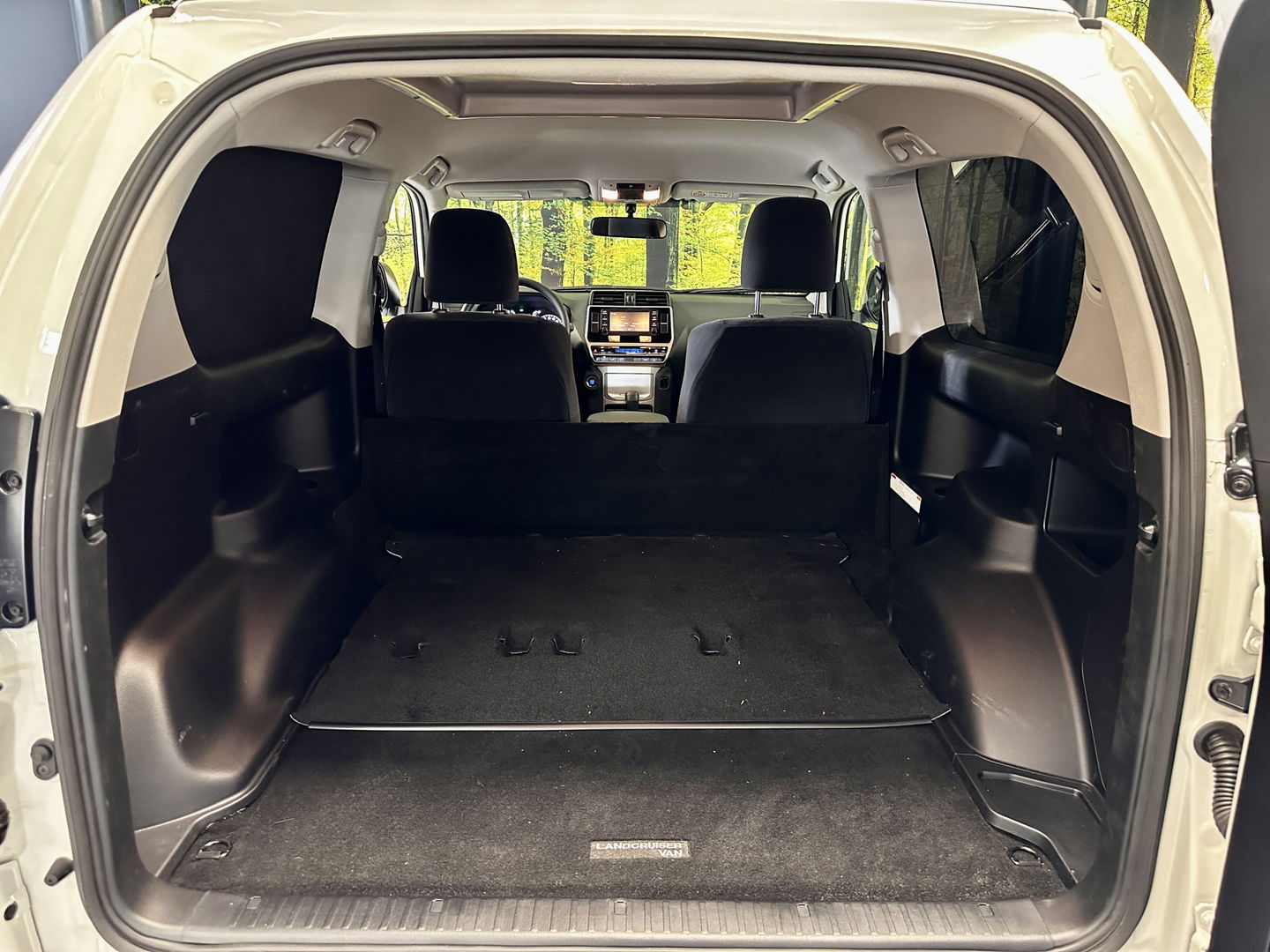 Toyota Land Cruiser 2.8 D-4D-F Challenger High Roof Blind Van | Direct Leverbaar | 3500 Kg Trekken | Tot 10 Jaar Garantie | Cruise Control | Trekhaak | Airconditioning |