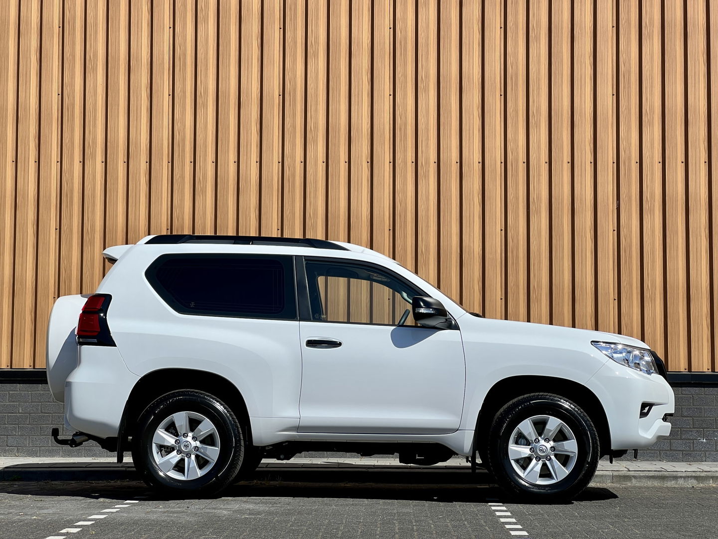 Toyota Land Cruiser 2.8 D-4D-F Challenger High Roof Blind Van | Direct Leverbaar | 3500 Kg Trekken | Tot 10 Jaar Garantie | Cruise Control | Trekhaak | Airconditioning |