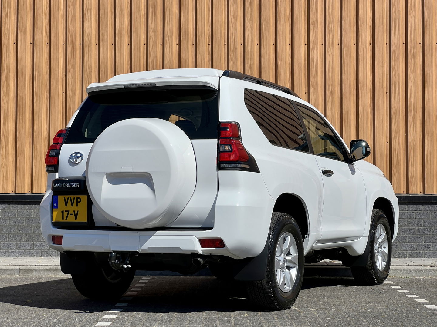 Toyota Land Cruiser 2.8 D-4D-F Challenger High Roof Blind Van | Direct Leverbaar | 3500 Kg Trekken | Tot 10 Jaar Garantie | Cruise Control | Trekhaak | Airconditioning |