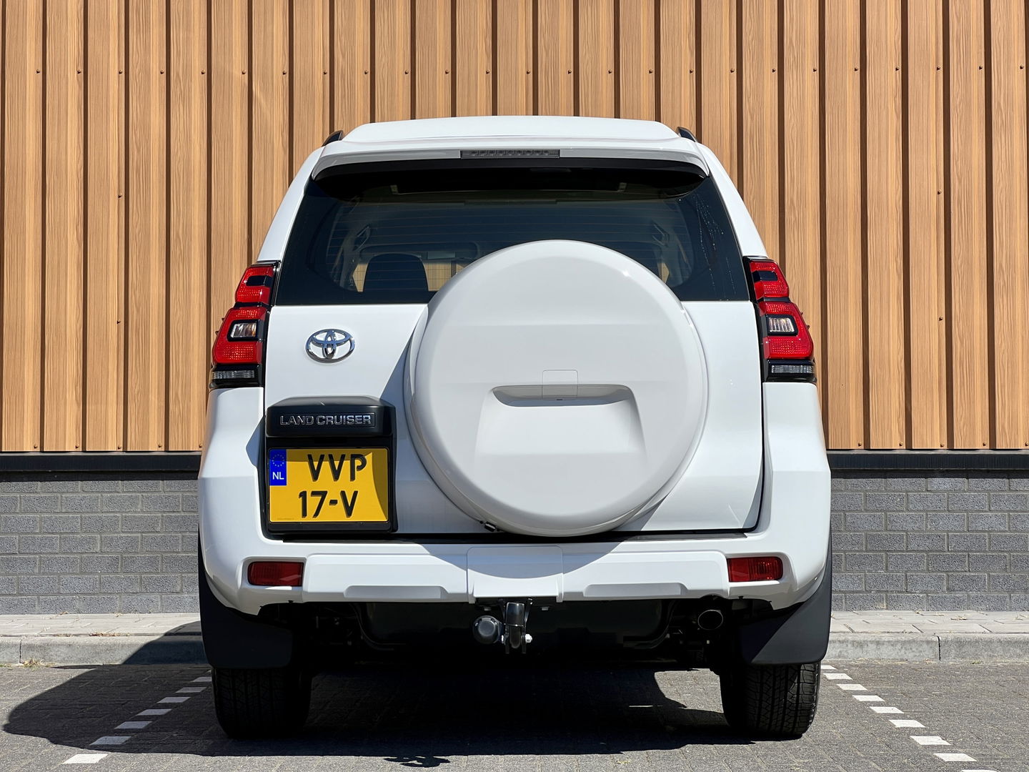 Toyota Land Cruiser 2.8 D-4D-F Challenger High Roof Blind Van | Direct Leverbaar | 3500 Kg Trekken | Tot 10 Jaar Garantie | Cruise Control | Trekhaak | Airconditioning |