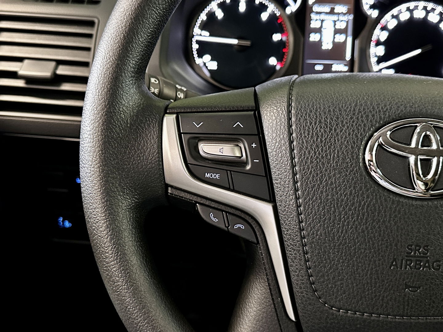 Toyota Land Cruiser 2.8 D-4D-F Challenger High Roof Blind Van | Direct Leverbaar | 3500 Kg Trekken | Tot 10 Jaar Garantie | Cruise Control | Trekhaak | Airconditioning |