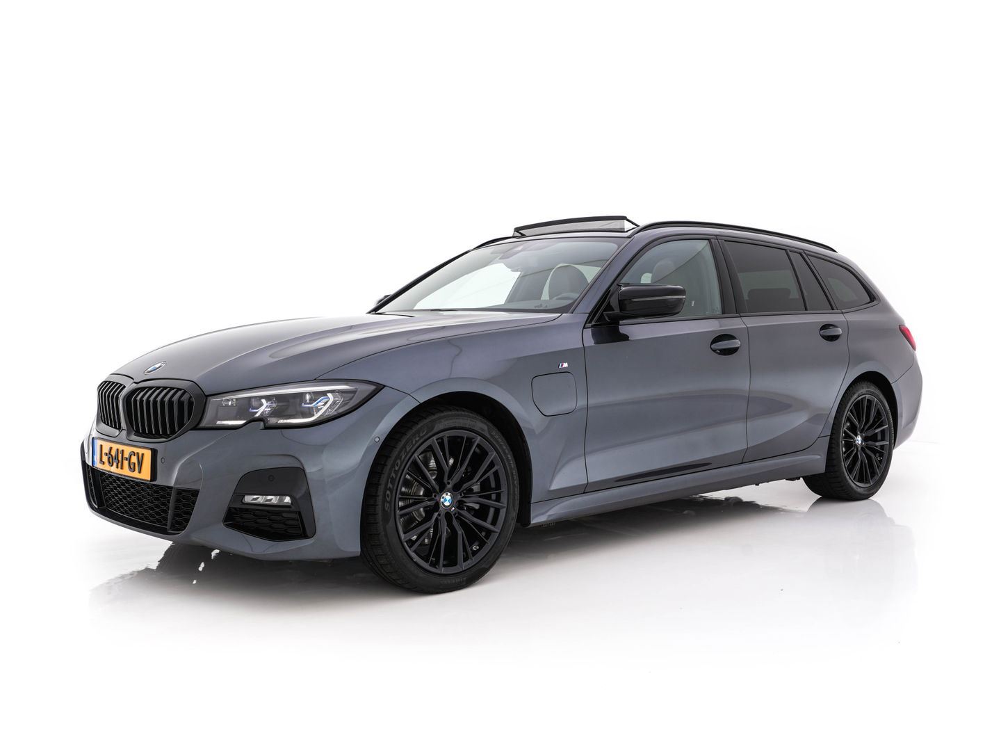 BMW 3 Serie Touring 320e M-Sportpack Business Edition Plus (Plug-In) (INCL-BTW) *PANO | LASER-LED | LEATHER | HEATED-SPORTSEATS | HARMAN/KARDON | VIRTUAL-COCKPIT | AMBIENT-LIGHT | NAVI-FULLMAP | DAB+ | 18''ALU*
