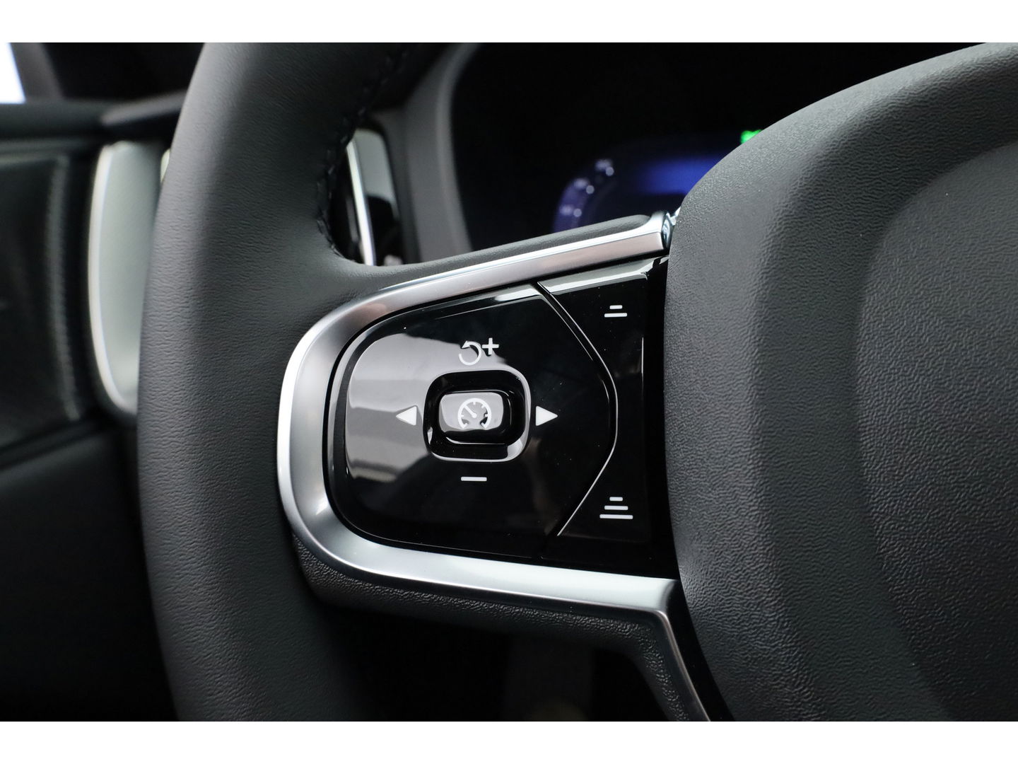 Volvo XC60 2.0 T8 Plug-in hybrid AWD Plus Black Edition | Pano | Head up | 360 Camera | Blis | Acc | H&K Audio | Mem stoelen |