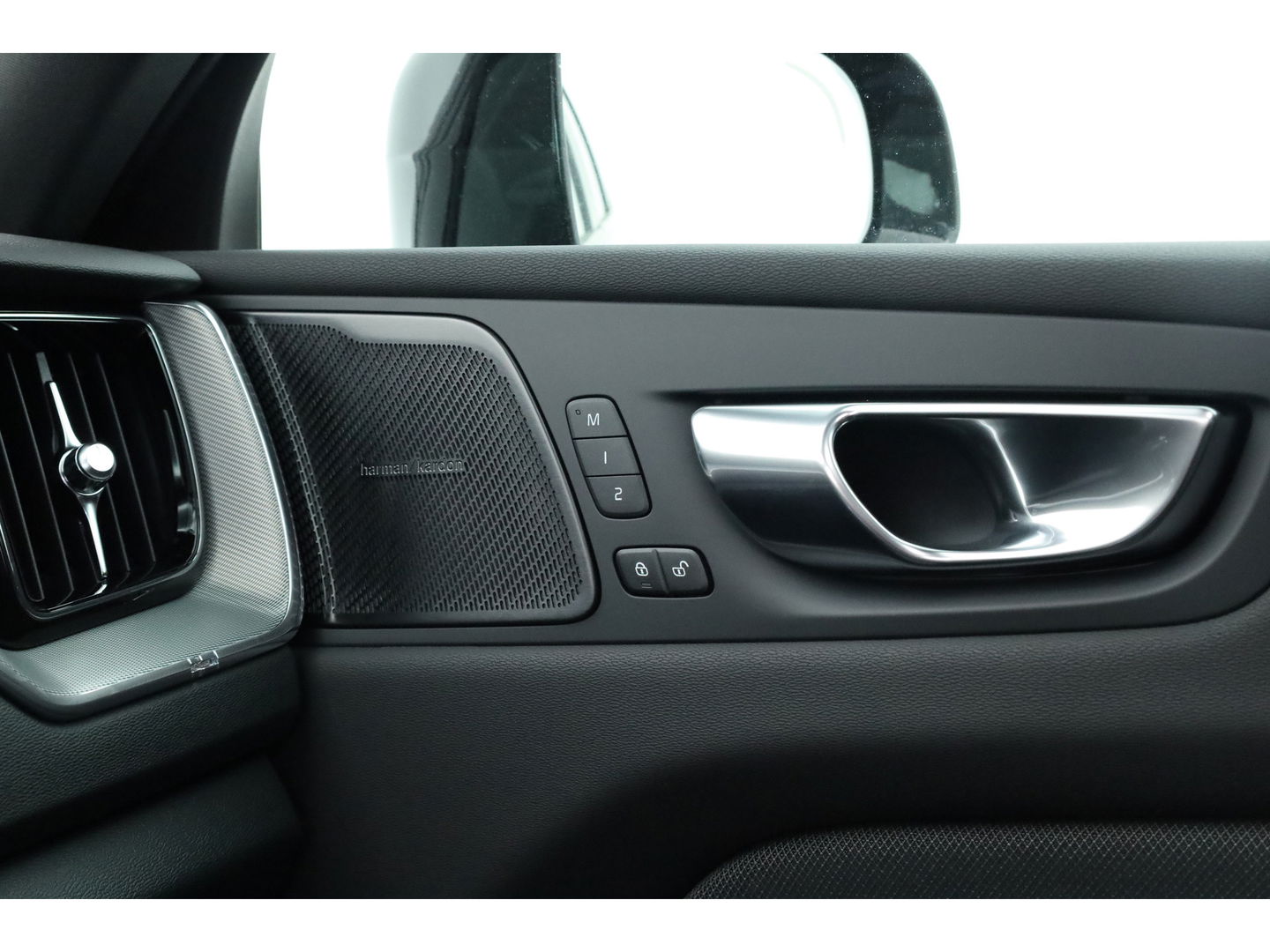 Volvo XC60 2.0 T8 Plug-in hybrid AWD Plus Black Edition | Pano | Head up | 360 Camera | Blis | Acc | H&K Audio | Mem stoelen |