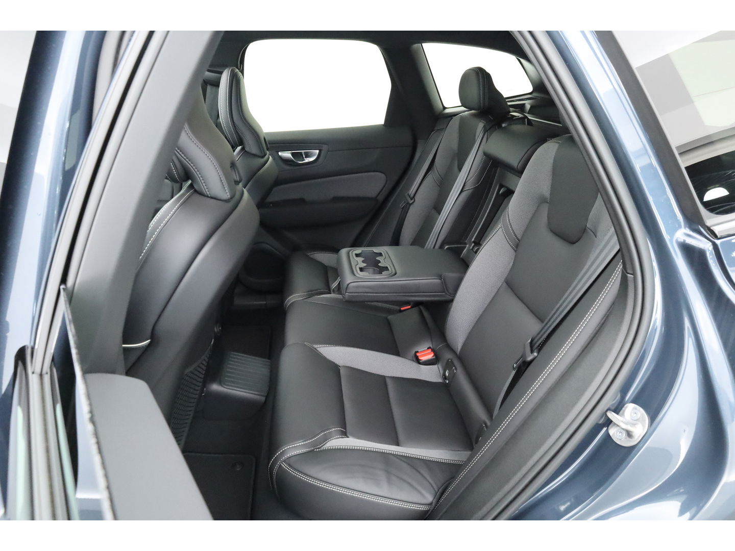 Volvo XC60 2.0 T8 Plug-in hybrid AWD Plus Black Edition | Pano | Head up | 360 Camera | Blis | Acc | H&K Audio | Mem stoelen |