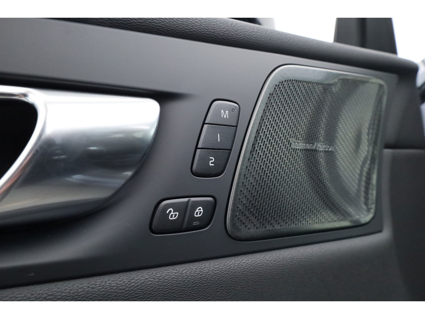 Volvo XC60 2.0 T8 Plug-in hybrid AWD Plus Black Edition | Pano | Head up | 360 Camera | Blis | Acc | H&K Audio | Mem stoelen |