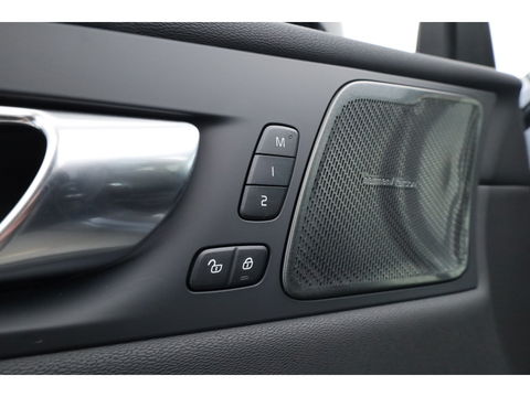 Volvo XC60 2.0 T8 Plug-in hybrid AWD Plus Black Edition | Pano | Head up | 360 Camera | Blis | Acc | H&K Audio | Mem stoelen |