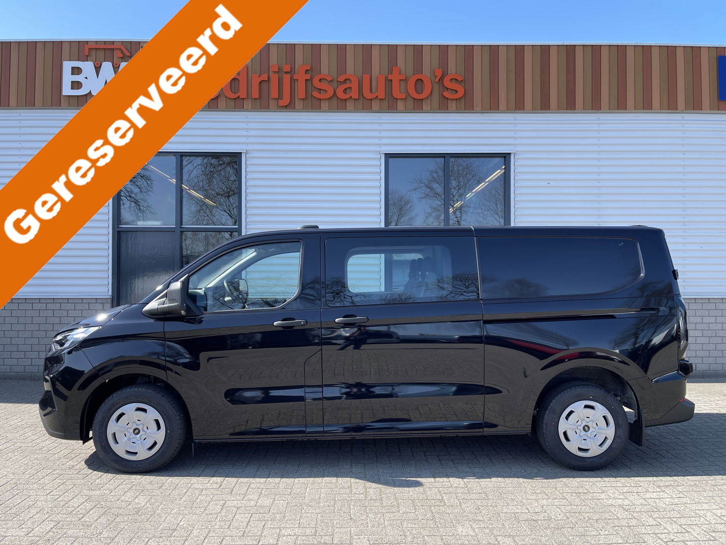 Ford Transit Custom 320 2.0 TDCI 136pk L2H1 Trend originele Ford DC 5 persoons / NIEUW / bpm vrij / euro 6 / rijklaar € 39.950 ex btw / lease vanaf € / airco / cruise / camera / dubbele schuifdeur !