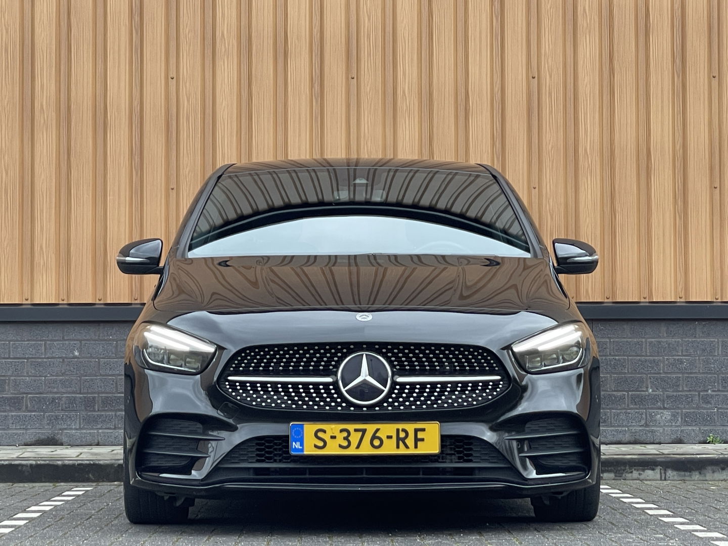 Mercedes-Benz B-Klasse 200 Business Solution AMG | Sfeerverlichting | Apple Carplay | Android Auto | DAB | Rijmodus Regeling | Adaptieve Cruise Control | Lane Assist |