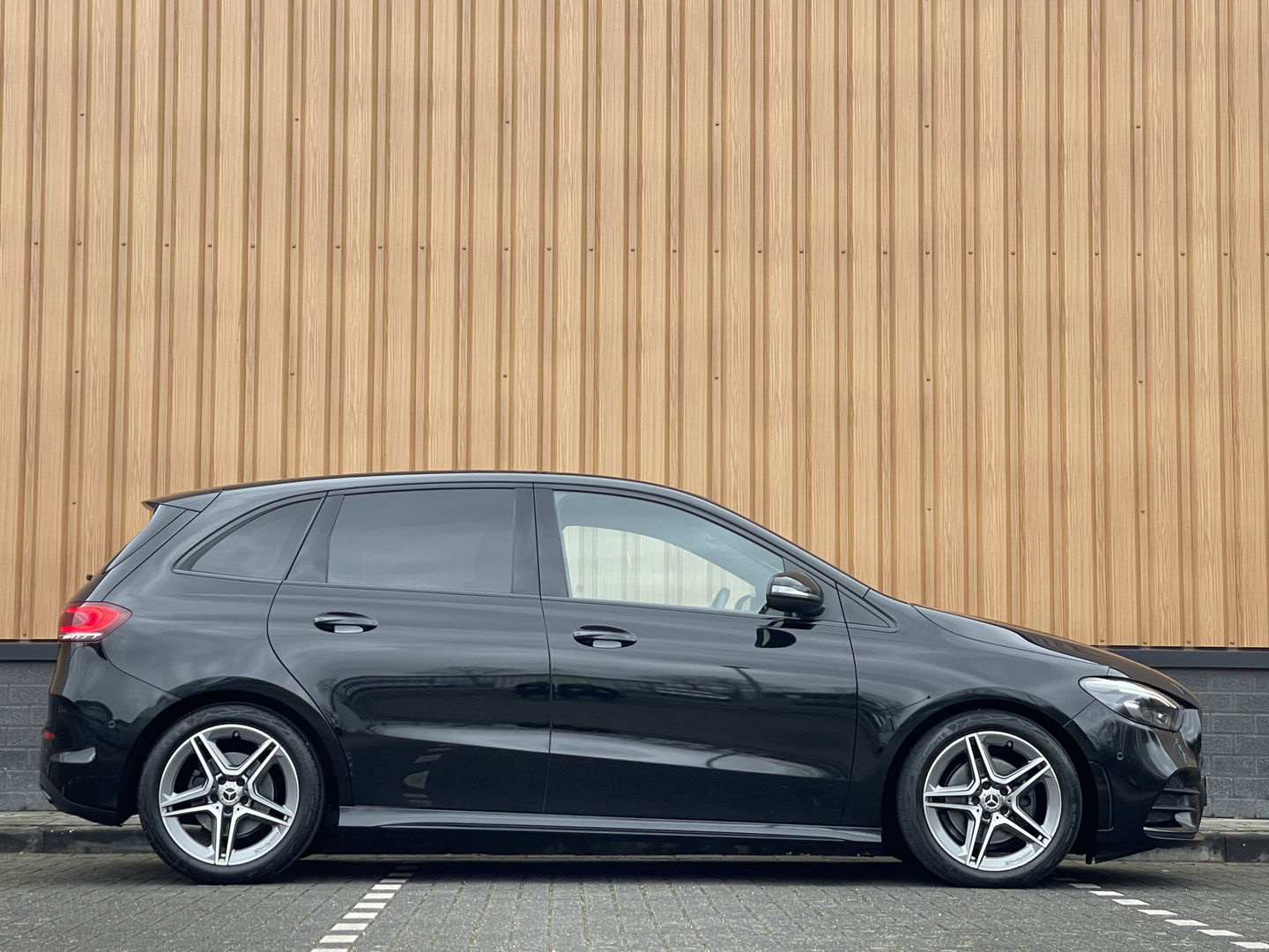 Mercedes-Benz B-Klasse 200 Business Solution AMG | Sfeerverlichting | Apple Carplay | Android Auto | DAB | Rijmodus Regeling | Adaptieve Cruise Control | Lane Assist |