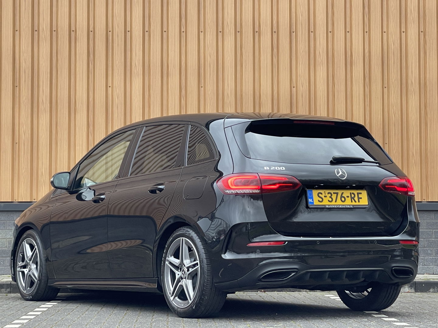 Mercedes-Benz B-Klasse 200 Business Solution AMG | Sfeerverlichting | Apple Carplay | Android Auto | DAB | Rijmodus Regeling | Adaptieve Cruise Control | Lane Assist |