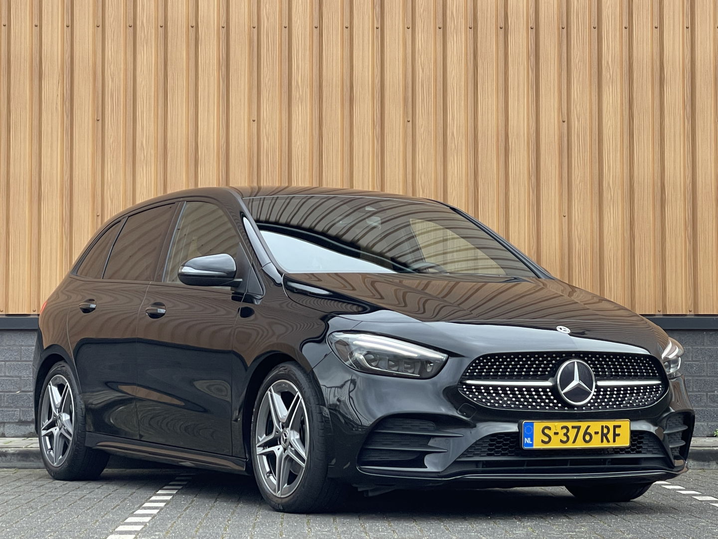 Mercedes-Benz B-Klasse 200 Business Solution AMG | Sfeerverlichting | Apple Carplay | Android Auto | DAB | Rijmodus Regeling | Adaptieve Cruise Control | Lane Assist |
