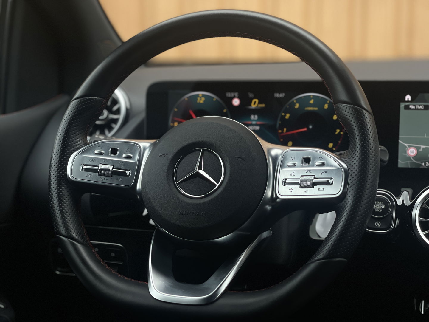 Mercedes-Benz B-Klasse 200 Business Solution AMG | Sfeerverlichting | Apple Carplay | Android Auto | DAB | Rijmodus Regeling | Adaptieve Cruise Control | Lane Assist |