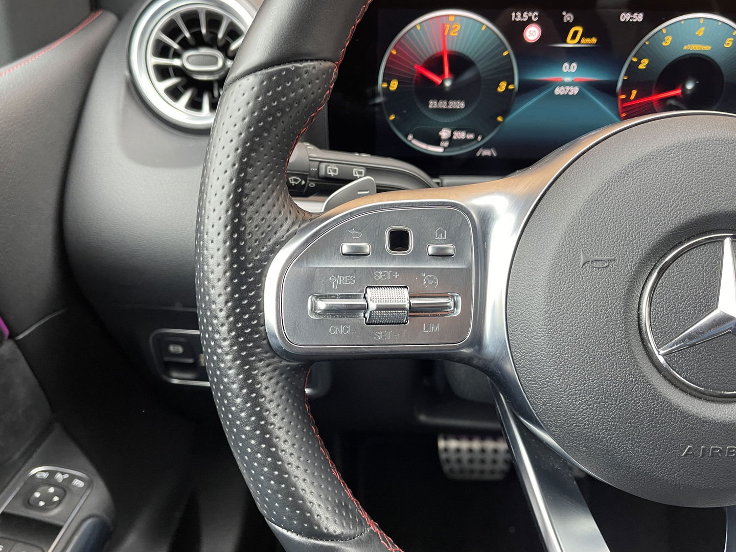 Mercedes-Benz B-Klasse 200 Business Solution AMG | Sfeerverlichting | Apple Carplay | Android Auto | DAB | Rijmodus Regeling | Adaptieve Cruise Control | Lane Assist |