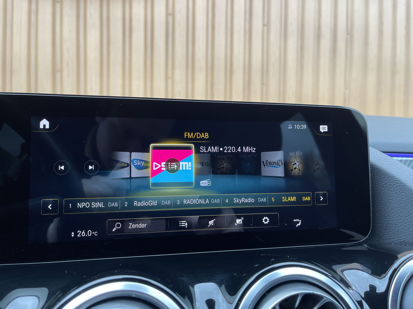 Mercedes-Benz B-Klasse 200 Business Solution AMG | Sfeerverlichting | Apple Carplay | Android Auto | DAB | Rijmodus Regeling | Adaptieve Cruise Control | Lane Assist |