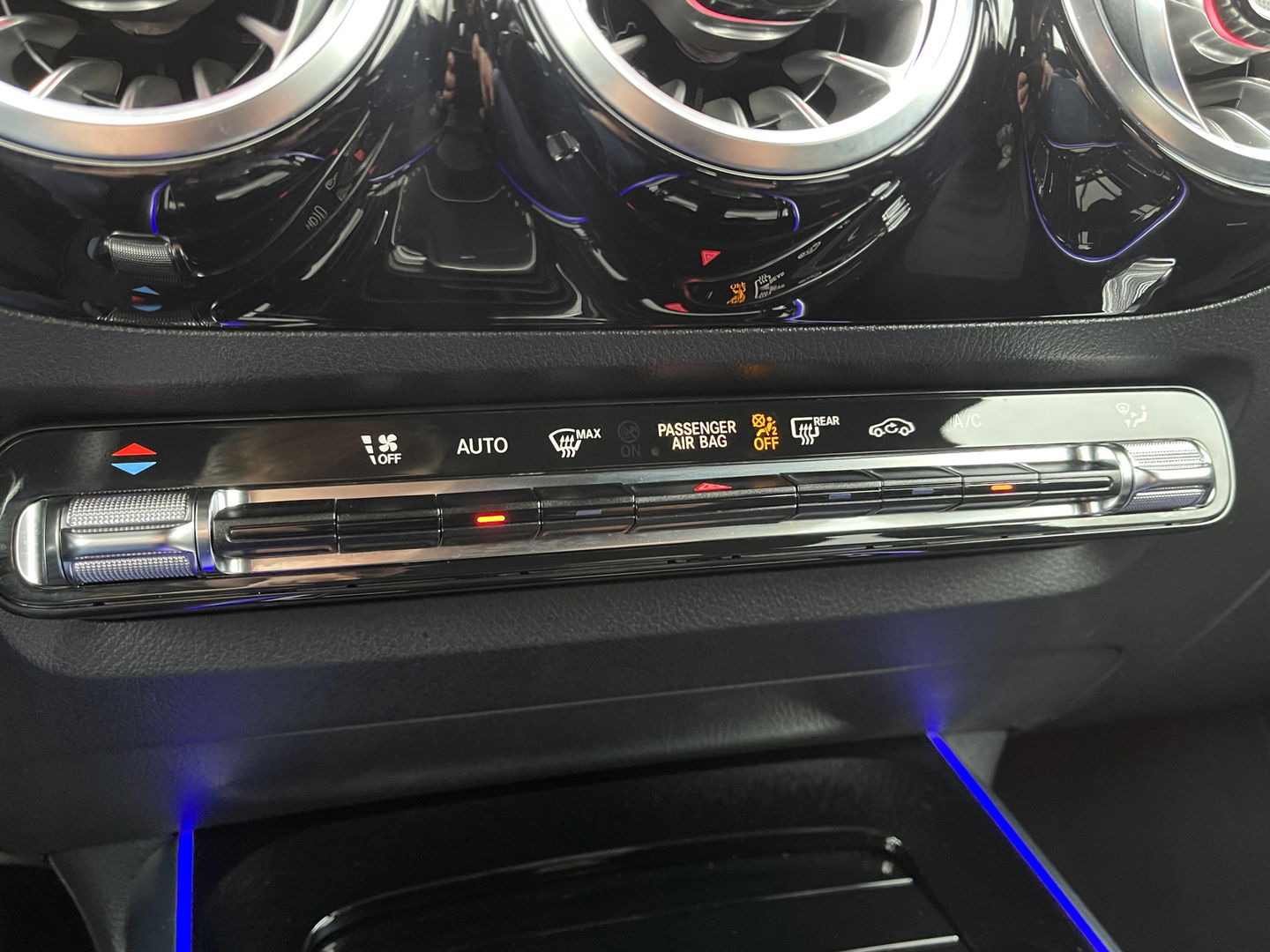 Mercedes-Benz B-Klasse 200 Business Solution AMG | Sfeerverlichting | Apple Carplay | Android Auto | DAB | Rijmodus Regeling | Adaptieve Cruise Control | Lane Assist |