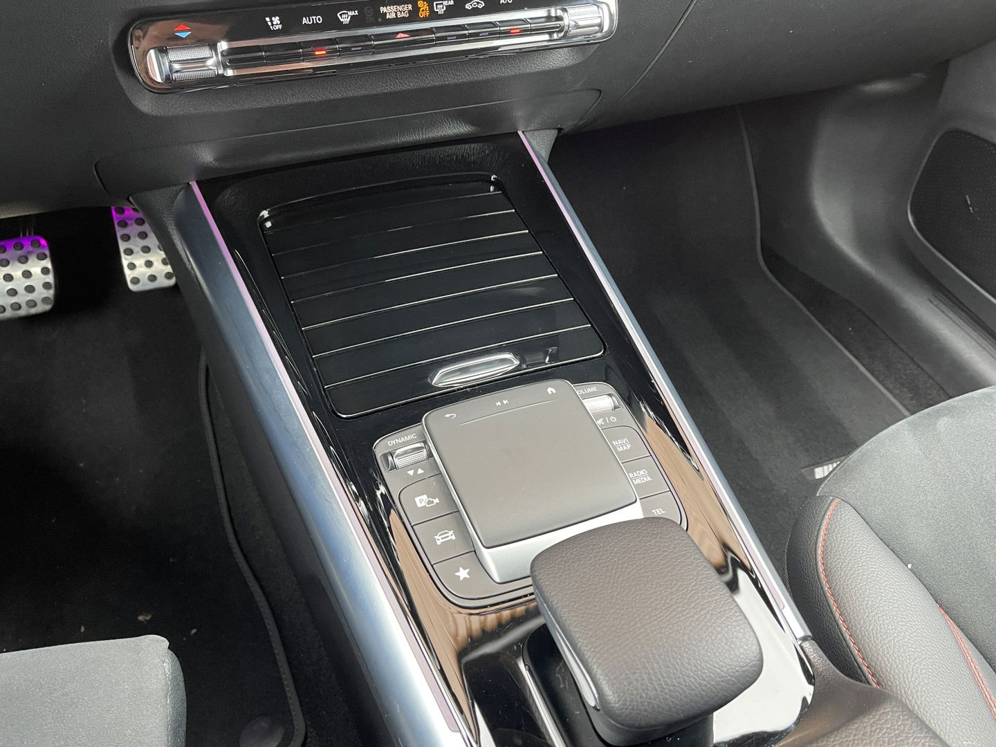 Mercedes-Benz B-Klasse 200 Business Solution AMG | Sfeerverlichting | Apple Carplay | Android Auto | DAB | Rijmodus Regeling | Adaptieve Cruise Control | Lane Assist |