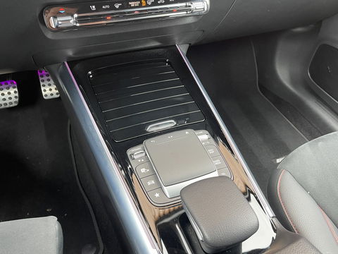 Mercedes-Benz B-Klasse 200 Business Solution AMG | Sfeerverlichting | Apple Carplay | Android Auto | DAB | Rijmodus Regeling | Adaptieve Cruise Control | Lane Assist |