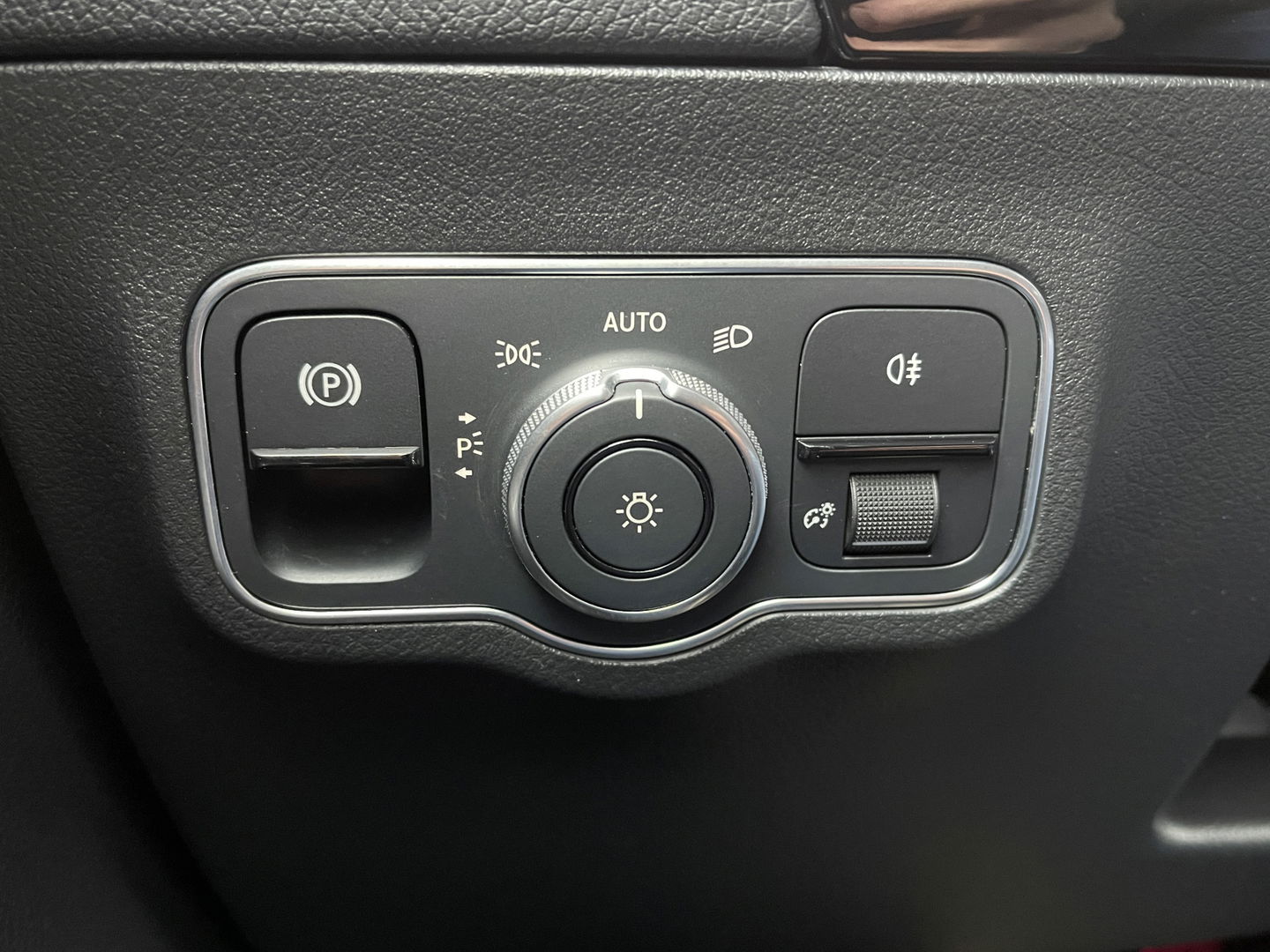 Mercedes-Benz B-Klasse 200 Business Solution AMG | Sfeerverlichting | Apple Carplay | Android Auto | DAB | Rijmodus Regeling | Adaptieve Cruise Control | Lane Assist |