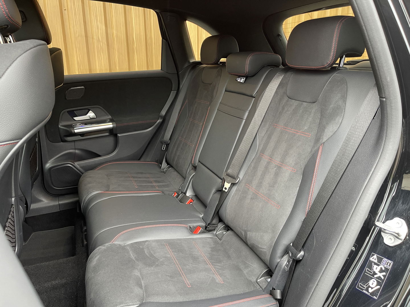 Mercedes-Benz B-Klasse 200 Business Solution AMG | Sfeerverlichting | Apple Carplay | Android Auto | DAB | Rijmodus Regeling | Adaptieve Cruise Control | Lane Assist |