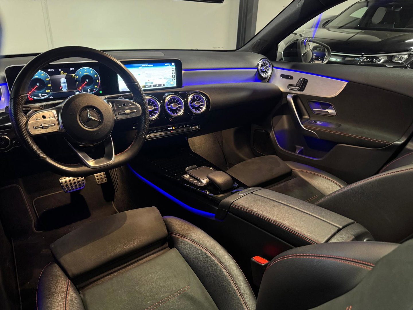 Mercedes-Benz A-Klasse 180 Business Solution AMG PANO KEYLESS