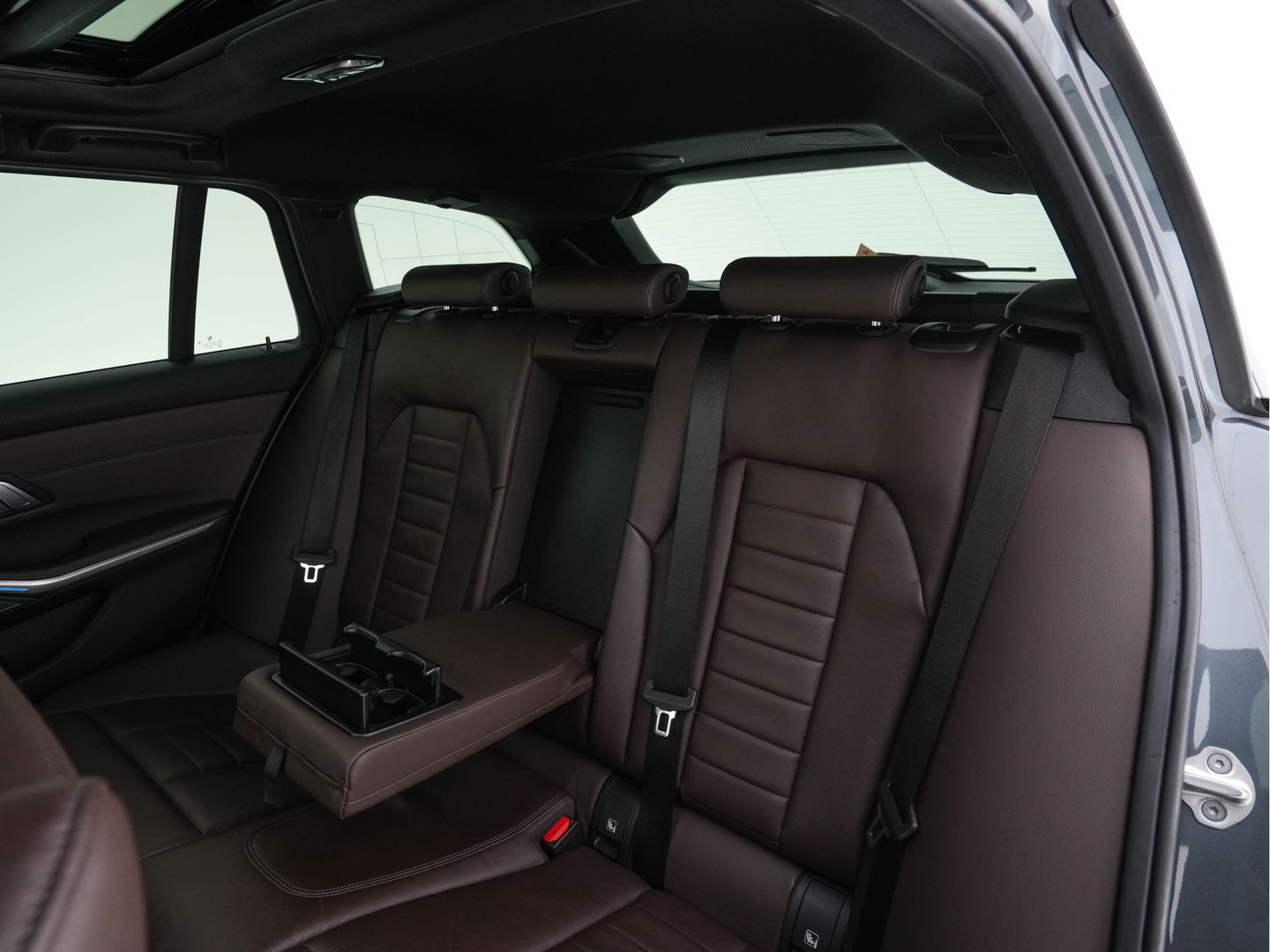 BMW 3 Serie Touring 320e M-Sportpack Business Edition Plus (Plug-In) (INCL-BTW) *PANO | LASER-LED | LEATHER | HEATED-SPORTSEATS | HARMAN/KARDON | VIRTUAL-COCKPIT | AMBIENT-LIGHT | NAVI-FULLMAP | DAB+ | 18''ALU*