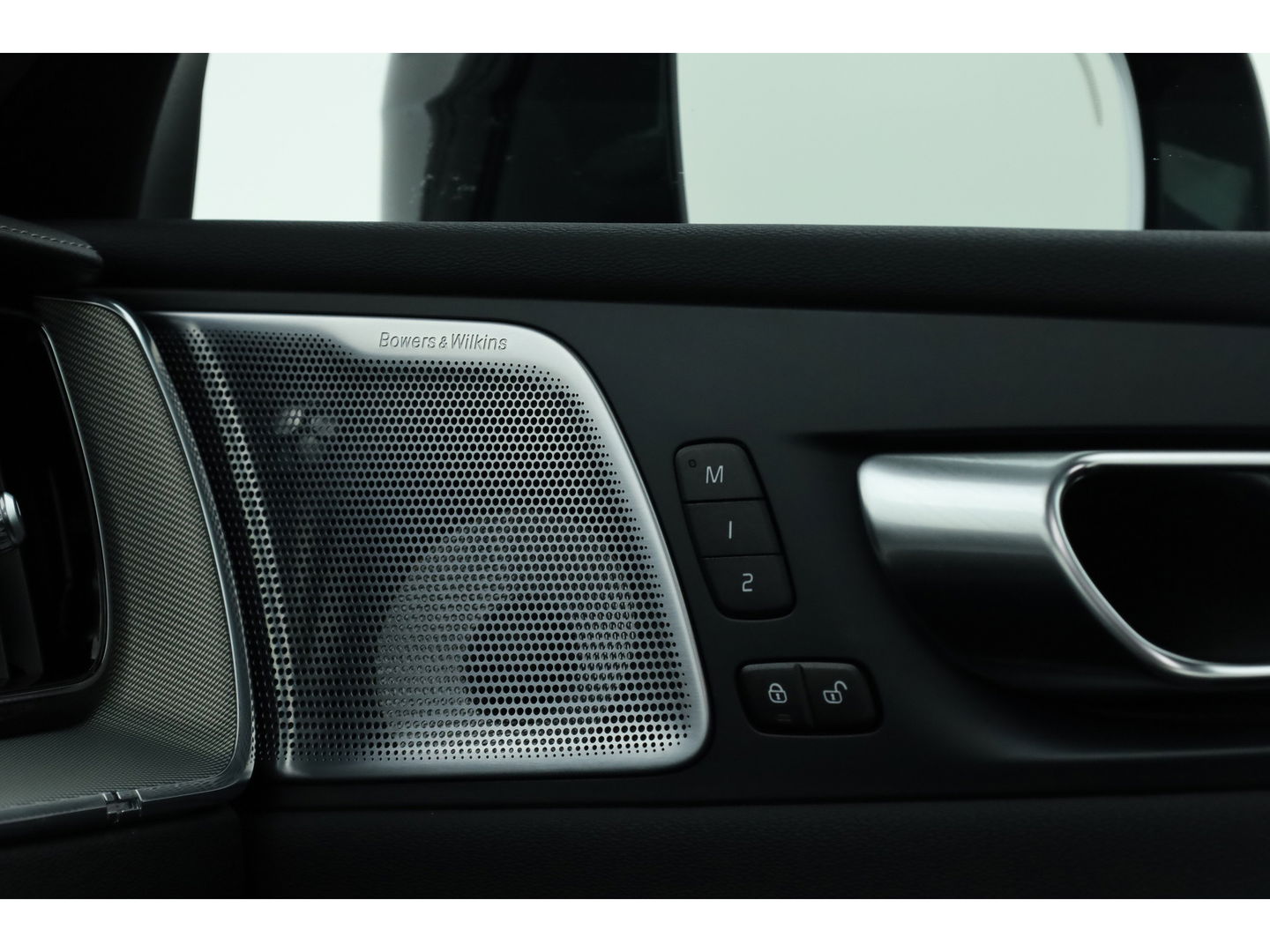 Volvo XC60 2.0 T6 Plug-in hybrid AWD Ultra Black Edition | Full Option | Luchtvering | Massage | B&W Audio | Trekhaak | 360 camera | Head-up |