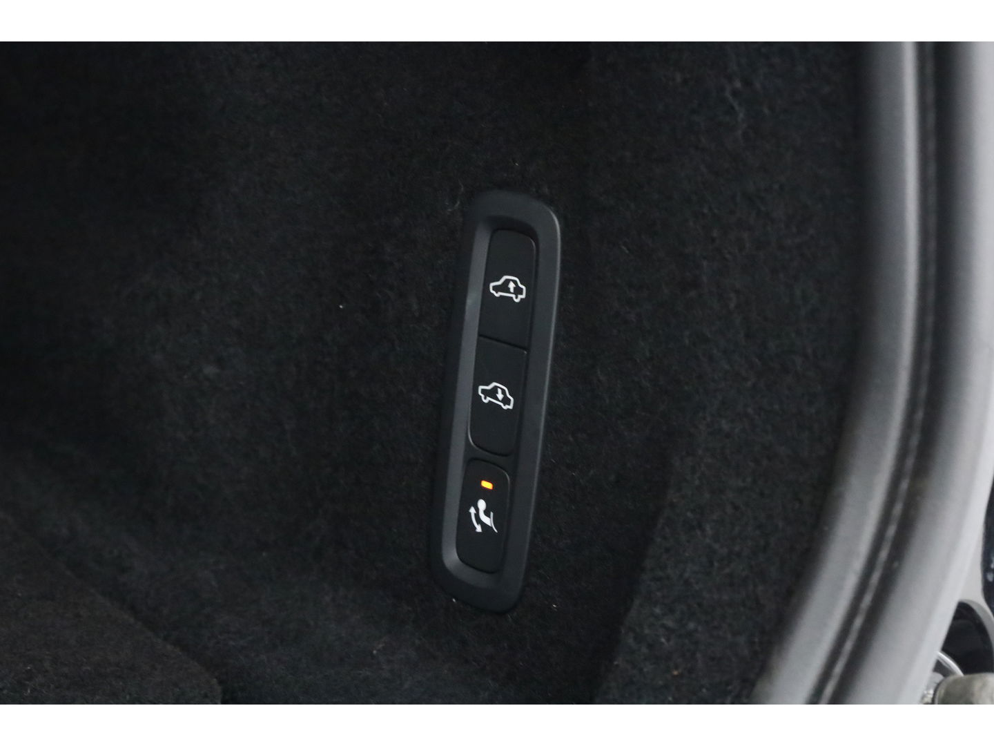 Volvo XC60 2.0 T6 Plug-in hybrid AWD Ultra Black Edition | Full Option | Luchtvering | Massage | B&W Audio | Trekhaak | 360 camera | Head-up |