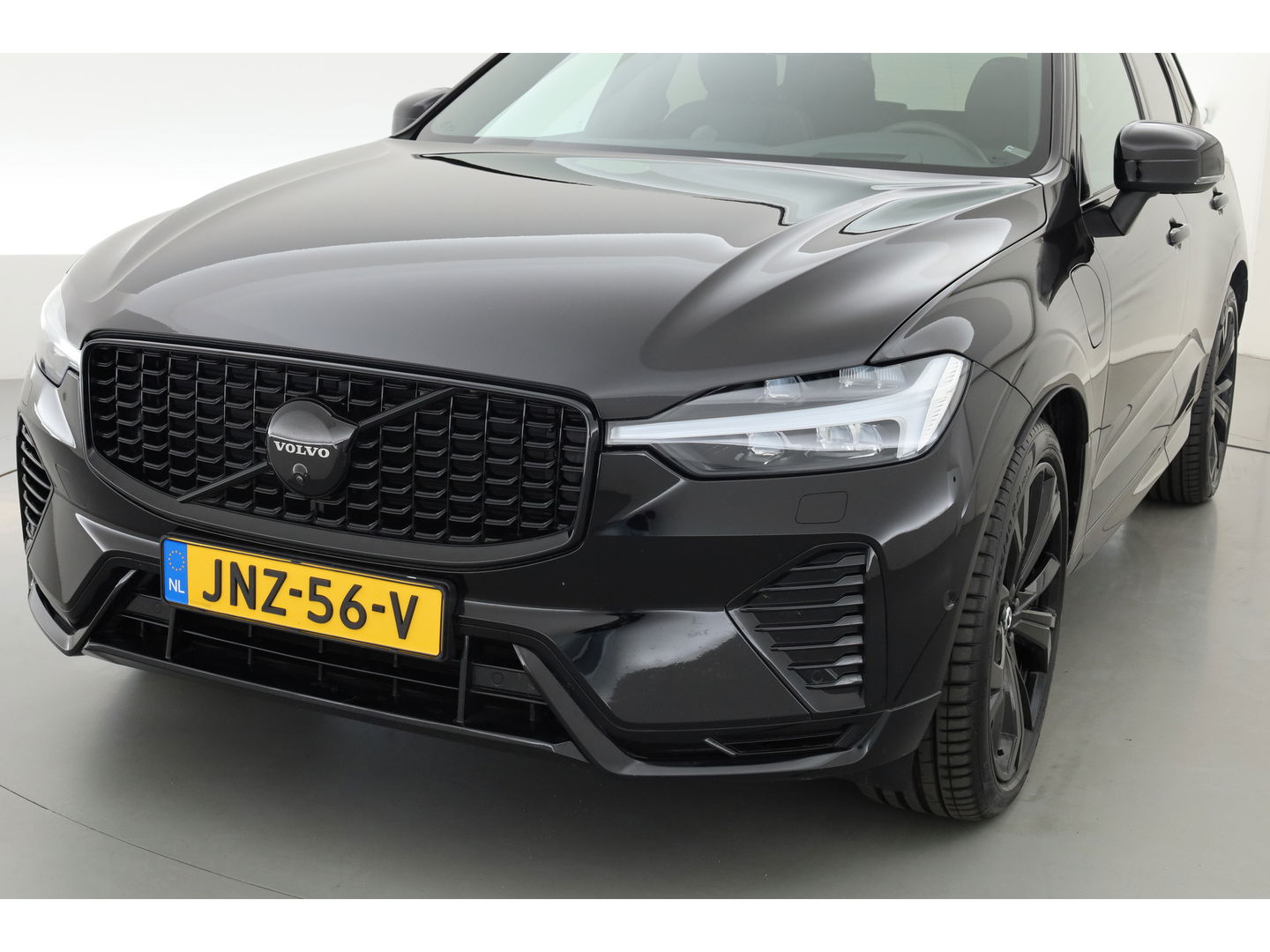 Volvo XC60 2.0 T6 Plug-in hybrid AWD Ultra Black Edition | Full Option | Luchtvering | Massage | B&W Audio | Trekhaak | 360 camera | Head-up |