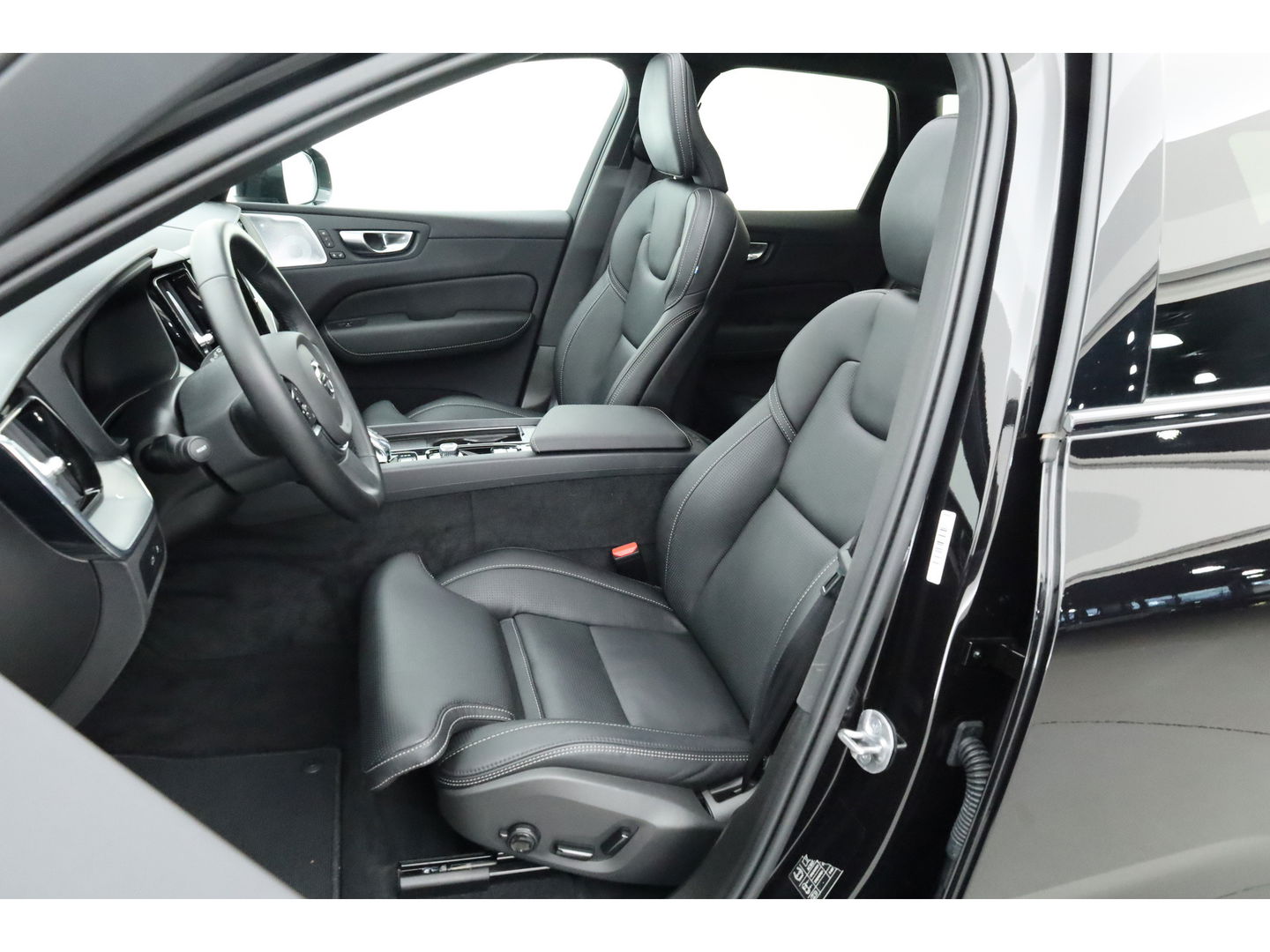 Volvo XC60 2.0 T6 Plug-in hybrid AWD Ultra Black Edition | Full Option | Luchtvering | Massage | B&W Audio | Trekhaak | 360 camera | Head-up |