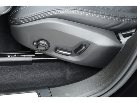 Volvo XC60 2.0 T6 Plug-in hybrid AWD Ultra Black Edition | Full Option | Luchtvering | Massage | B&W Audio | Trekhaak | 360 camera | Head-up |