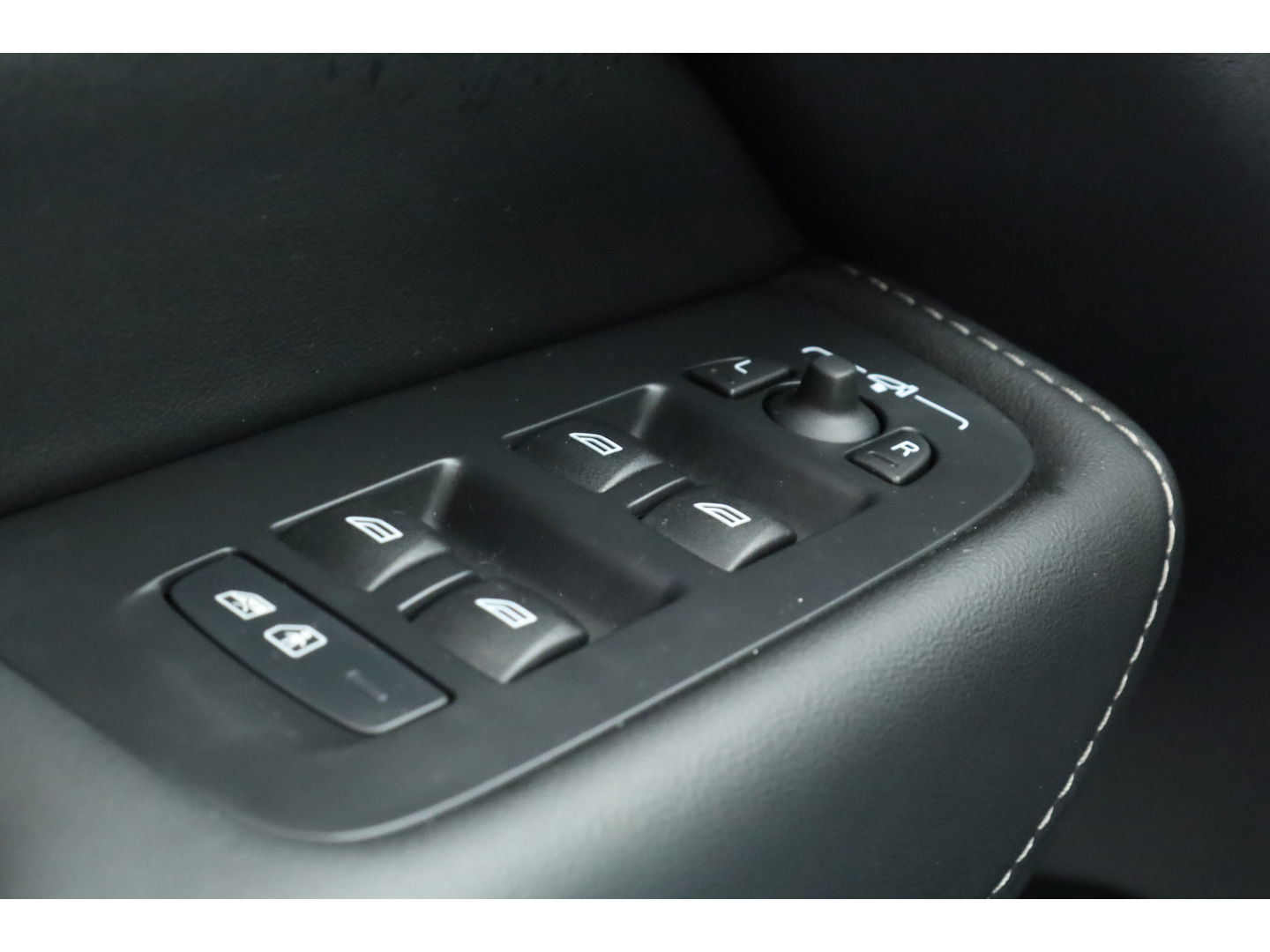 Volvo XC60 2.0 T6 Plug-in hybrid AWD Ultra Black Edition | Full Option | Luchtvering | Massage | B&W Audio | Trekhaak | 360 camera | Head-up |