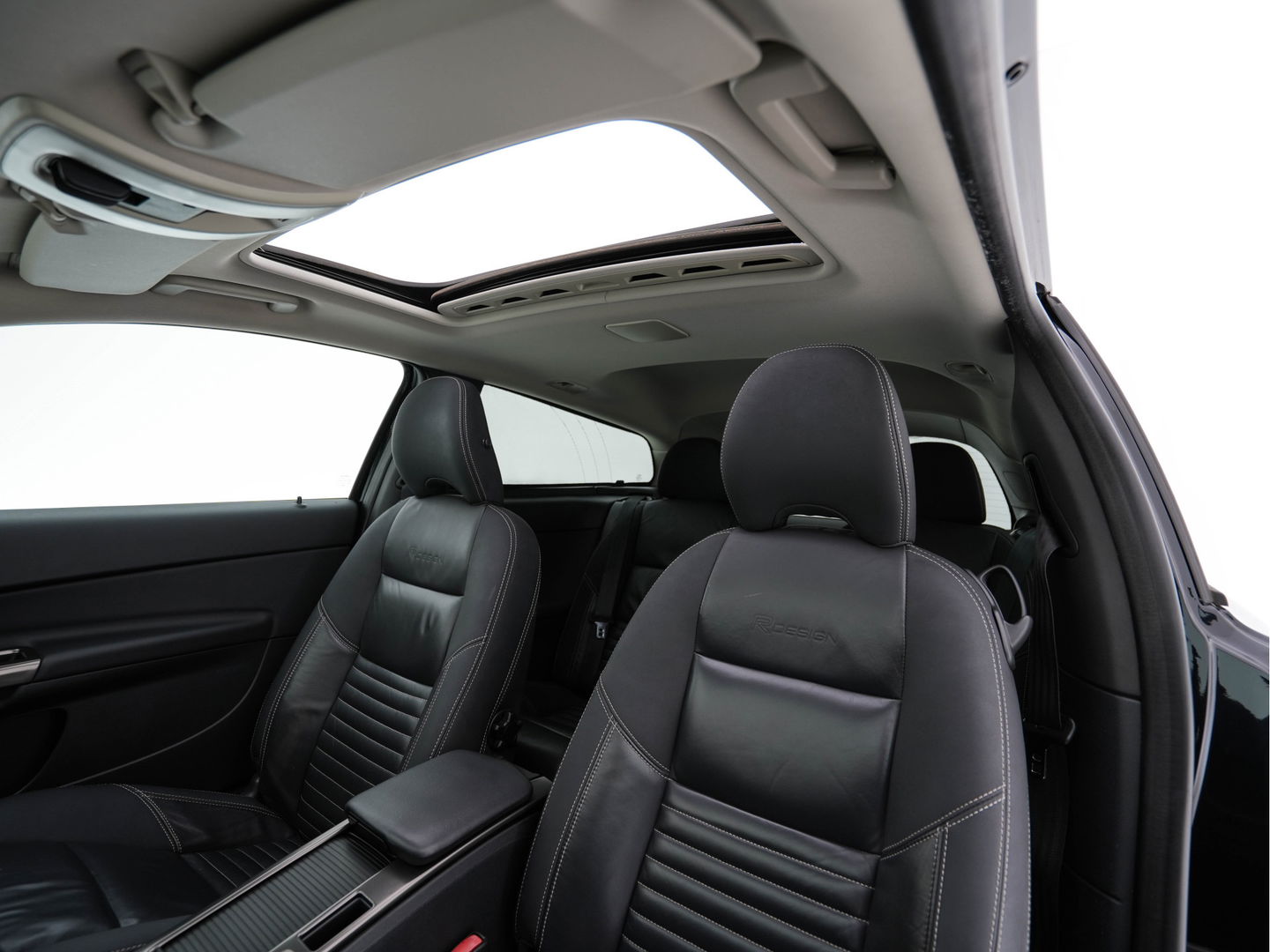 Volvo C30 1.6 D2 R-Design Sport-pack *PANO | BI-XENON | LEATHER-FABRIC | NAVI-FULLMAP | HEATED-SPORTSEATS | ECC | CARBON-INLAY | PDC | PREMIUM-AUDIO | CRUISE | 17''ALU*