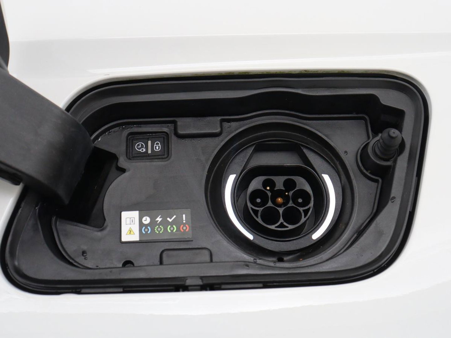 Opel Grandland X 1.6 Turbo Hybrid Business Edition | SOH 95% | Trekhaak | Navigatie | Carplay | Parkeerhulp | Full LED | Cruise control | Bluetooth | Climate control | PHEV | Plug In