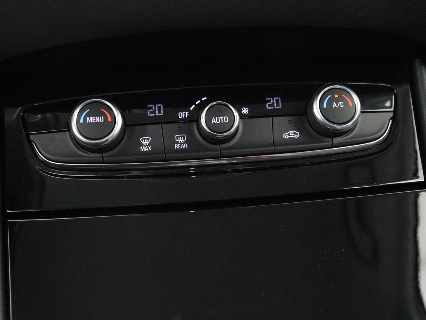 Opel Grandland X 1.6 Turbo Hybrid Business Edition | SOH 95% | Trekhaak | Navigatie | Carplay | Parkeerhulp | Full LED | Cruise control | Bluetooth | Climate control | PHEV | Plug In