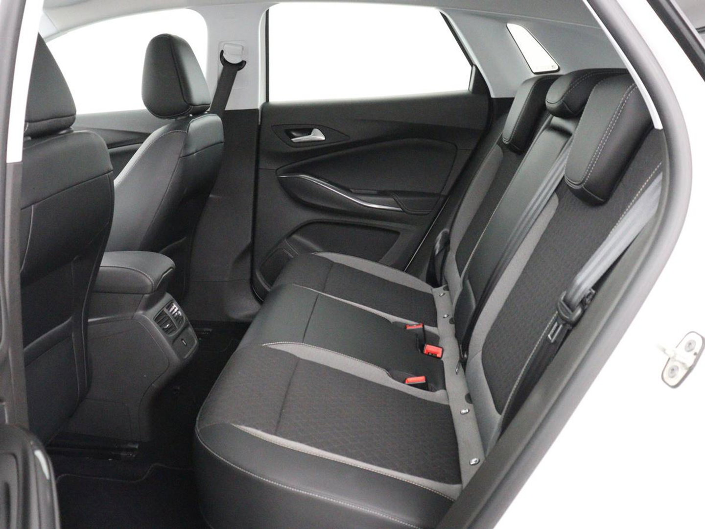 Opel Grandland X 1.6 Turbo Hybrid Business Edition | SOH 95% | Trekhaak | Navigatie | Carplay | Parkeerhulp | Full LED | Cruise control | Bluetooth | Climate control | PHEV | Plug In