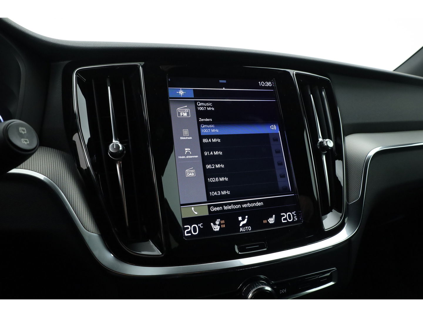 Volvo V60 2.0 T6 Recharge AWD R-Design | Trekhaak | SOH 99,1 | Mem stoelen | camera| Stoel & Stuur verw. |