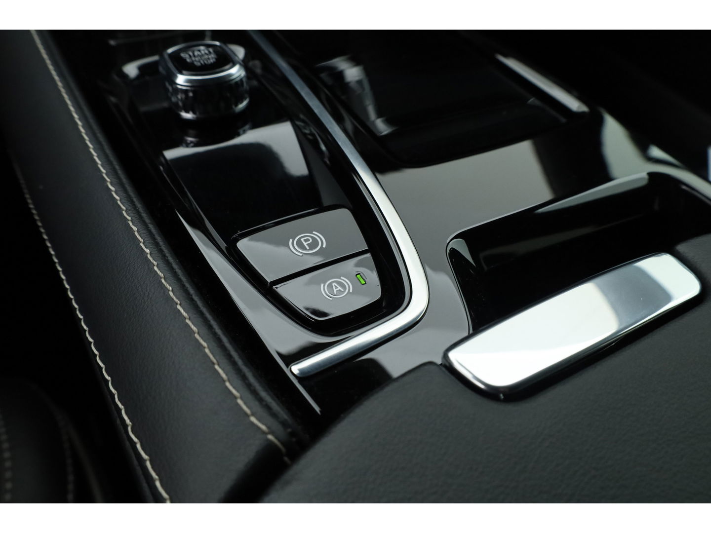 Volvo V60 2.0 T6 Recharge AWD R-Design | Trekhaak | SOH 99,1 | Mem stoelen | camera| Stoel & Stuur verw. |