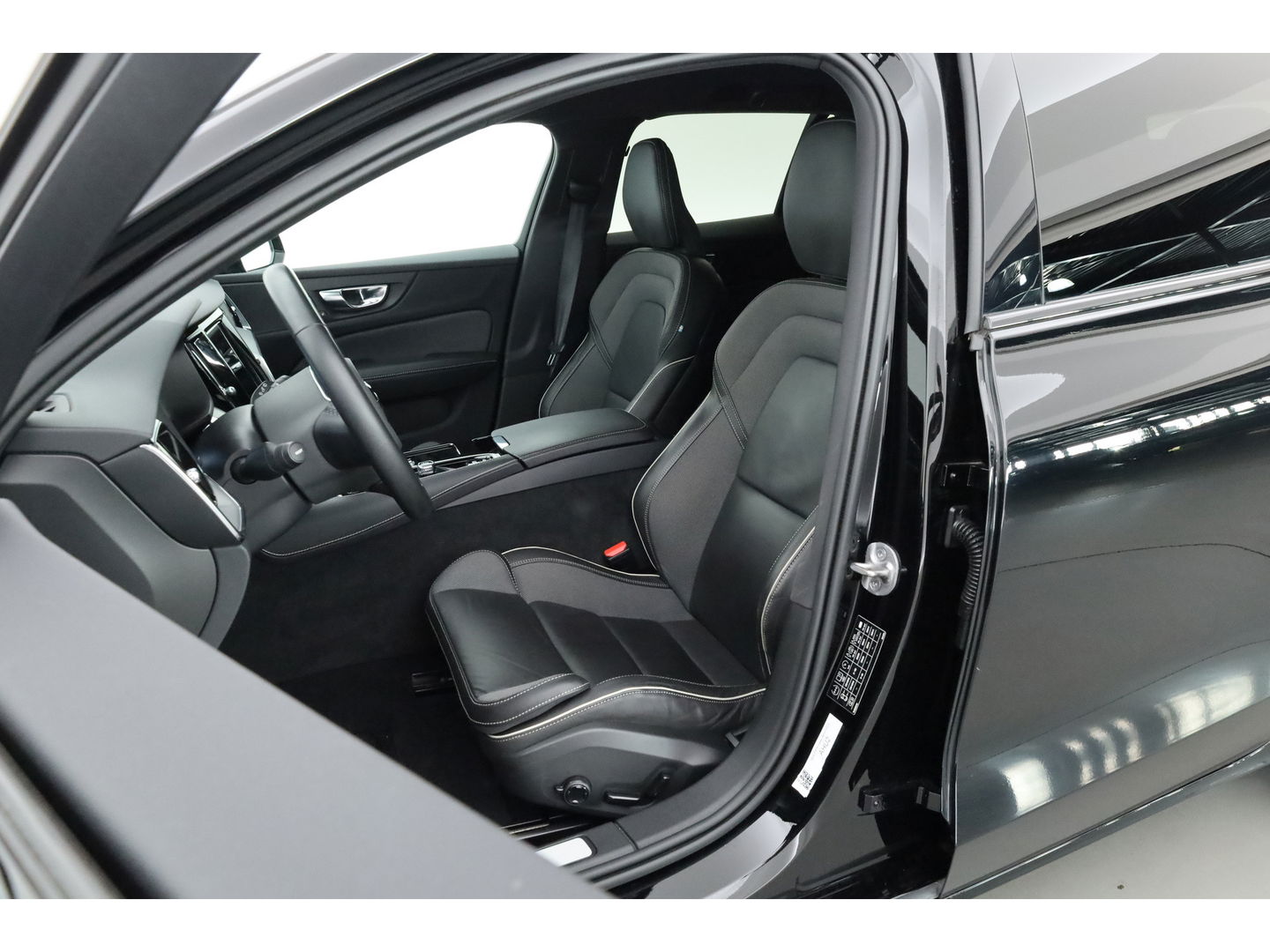 Volvo V60 2.0 T6 Recharge AWD R-Design | Trekhaak | SOH 99,1 | Mem stoelen | camera| Stoel & Stuur verw. |