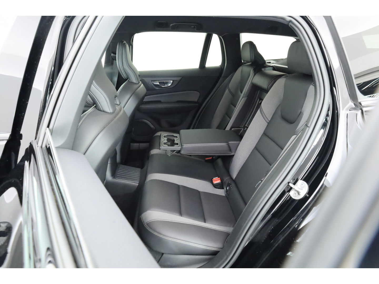 Volvo V60 2.0 T6 Recharge AWD R-Design | Trekhaak | SOH 99,1 | Mem stoelen | camera| Stoel & Stuur verw. |