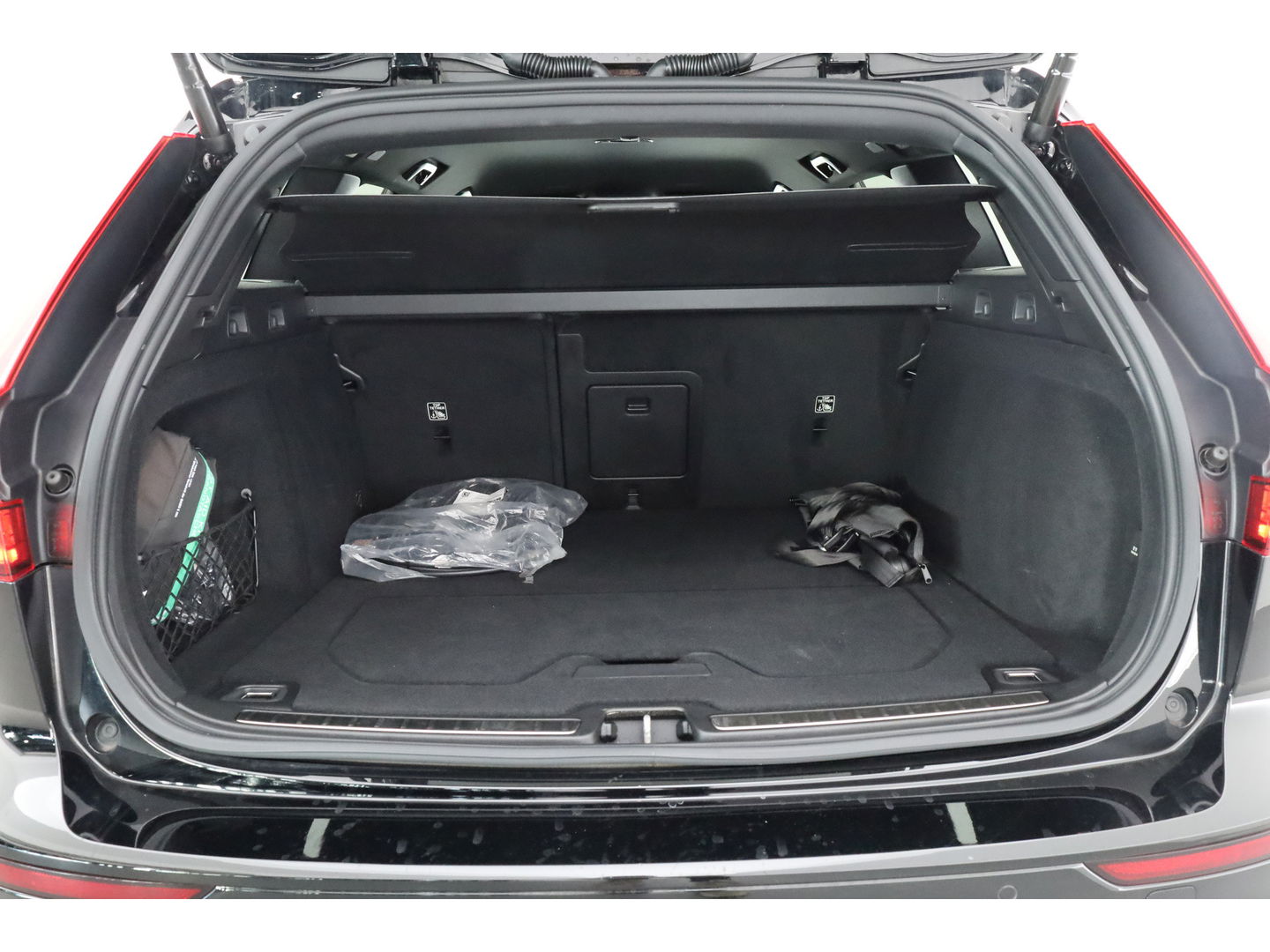 Volvo V60 2.0 T6 Recharge AWD R-Design | Trekhaak | SOH 99,1 | Mem stoelen | camera| Stoel & Stuur verw. |