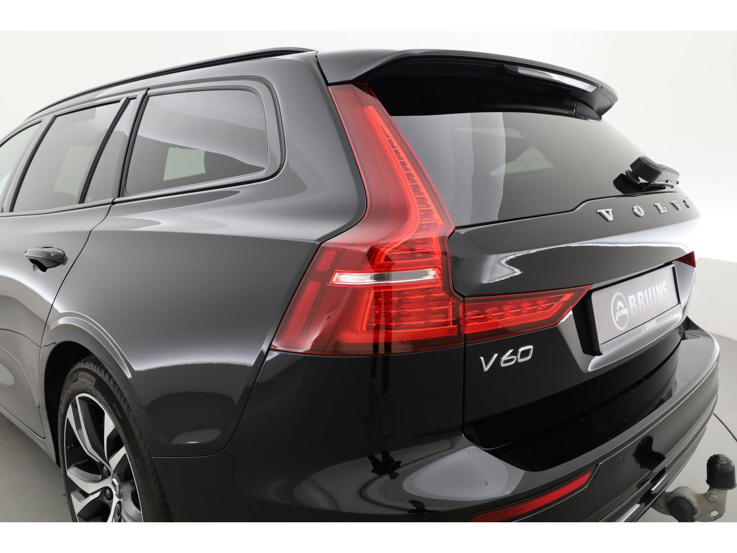 Volvo V60 2.0 T6 Recharge AWD R-Design | Trekhaak | SOH 99,1 | Mem stoelen | camera| Stoel & Stuur verw. |