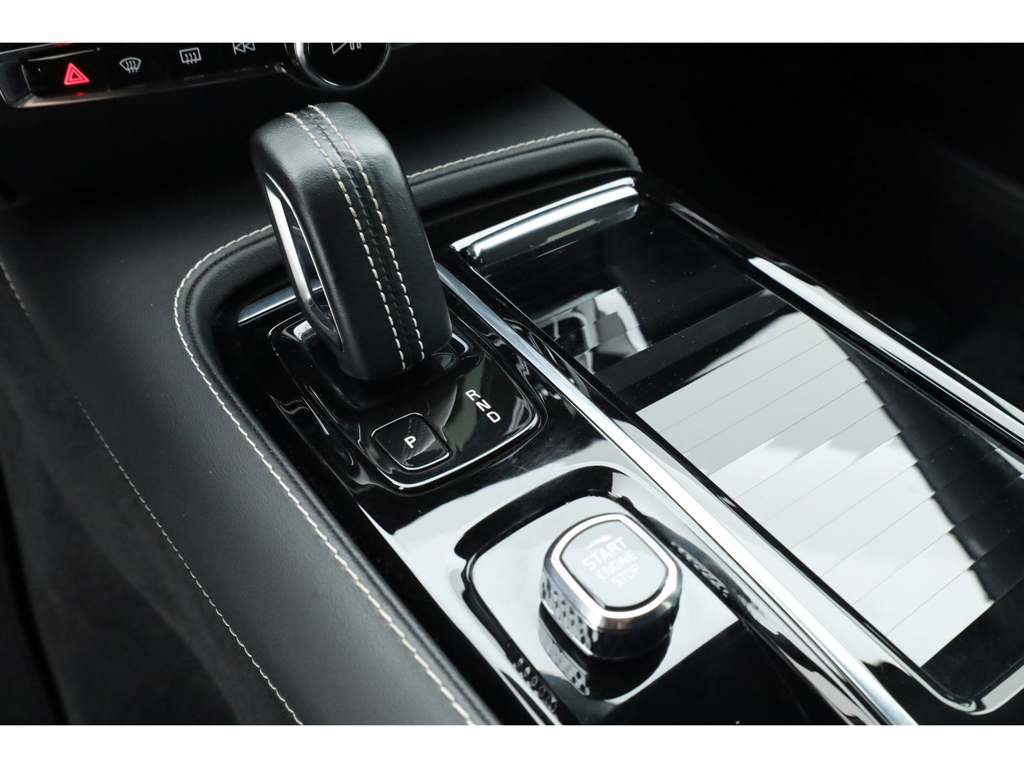 Volvo V60 2.0 T6 Recharge AWD R-Design | Trekhaak | SOH 99,1 | Mem stoelen | camera| Stoel & Stuur verw. |