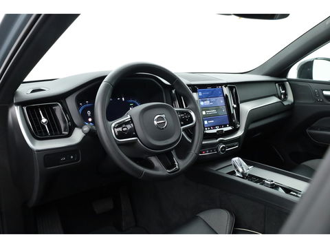 Volvo XC60 2.0 T6 Plug-in hybrid AWD Plus Dark | Trekhaak | Pano | ACC | Blis  | H&K Audio | Sport stoelen | stoel&stuur Verw. |