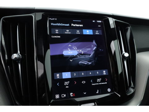 Volvo XC60 2.0 T6 Plug-in hybrid AWD Plus Dark | Trekhaak | Pano | ACC | Blis  | H&K Audio | Sport stoelen | stoel&stuur Verw. |