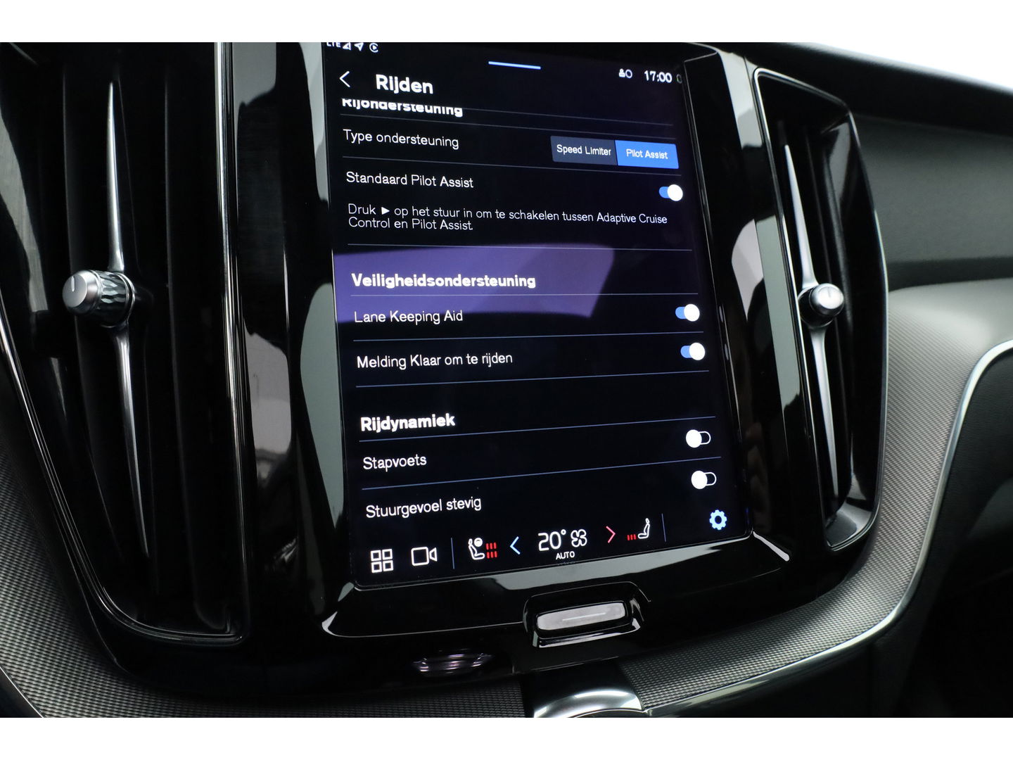 Volvo XC60 2.0 T6 Plug-in hybrid AWD Plus Dark | Trekhaak | Pano | ACC | Blis  | H&K Audio | Sport stoelen | stoel&stuur Verw. |