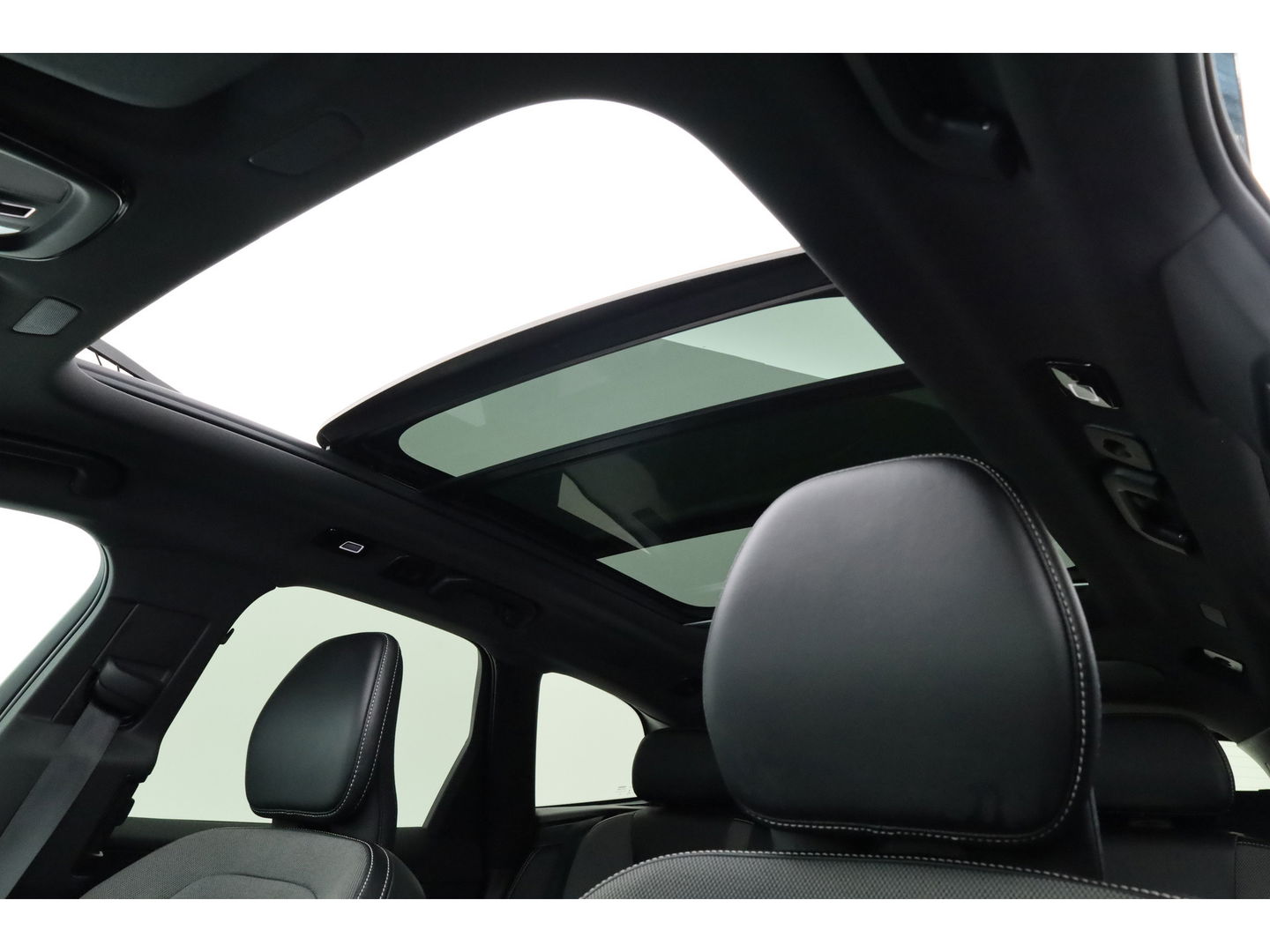 Volvo XC60 2.0 T6 Plug-in hybrid AWD Plus Dark | Trekhaak | Pano | ACC | Blis  | H&K Audio | Sport stoelen | stoel&stuur Verw. |