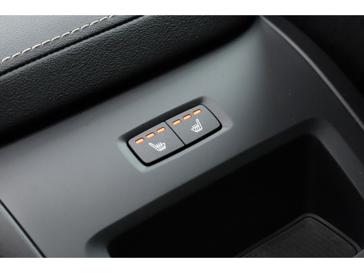 Volvo XC60 2.0 T6 Plug-in hybrid AWD Plus Dark | Trekhaak | Pano | ACC | Blis  | H&K Audio | Sport stoelen | stoel&stuur Verw. |