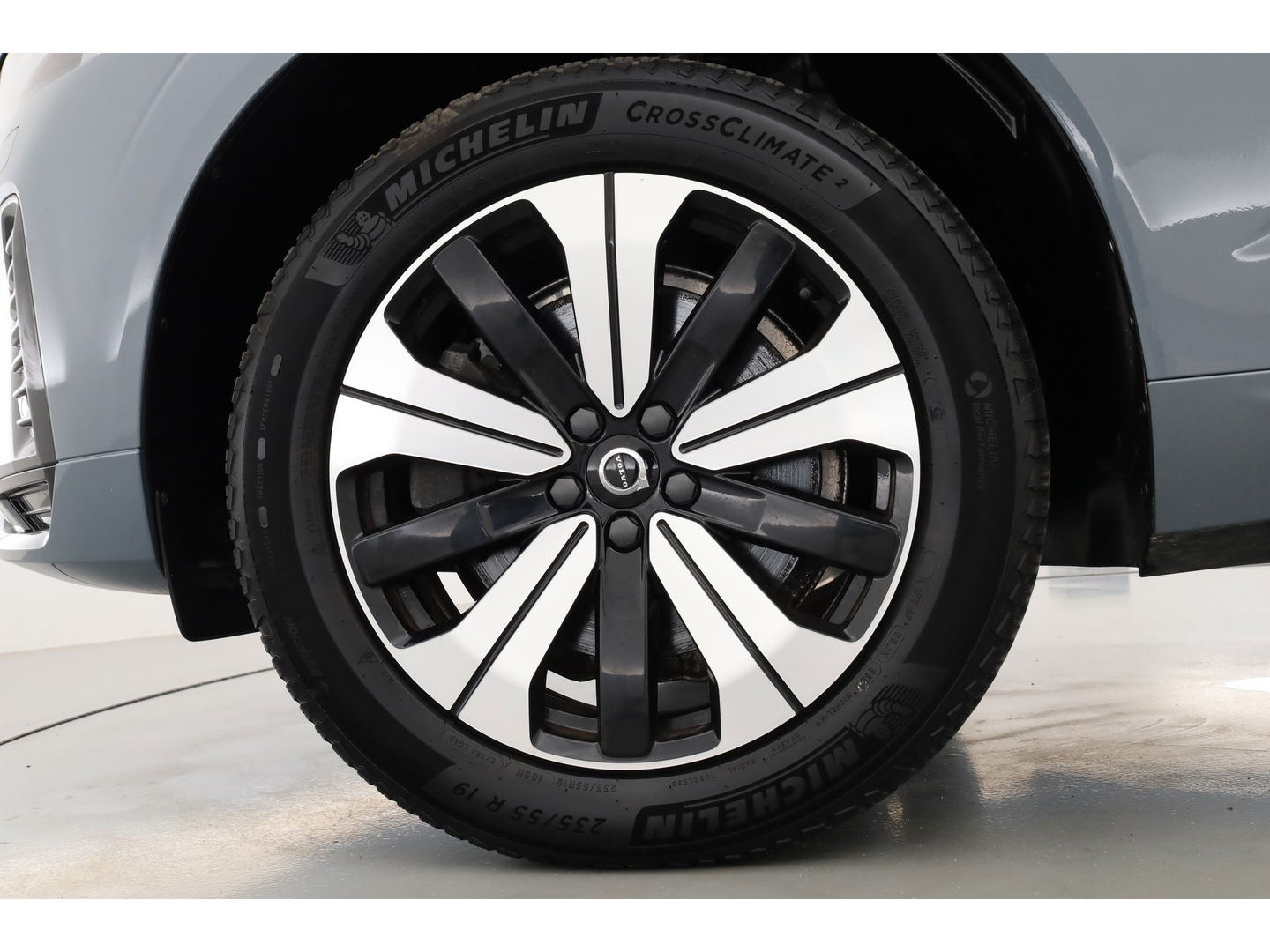 Volvo XC60 2.0 T6 Plug-in hybrid AWD Plus Dark | Trekhaak | Pano | ACC | Blis  | H&K Audio | Sport stoelen | stoel&stuur Verw. |