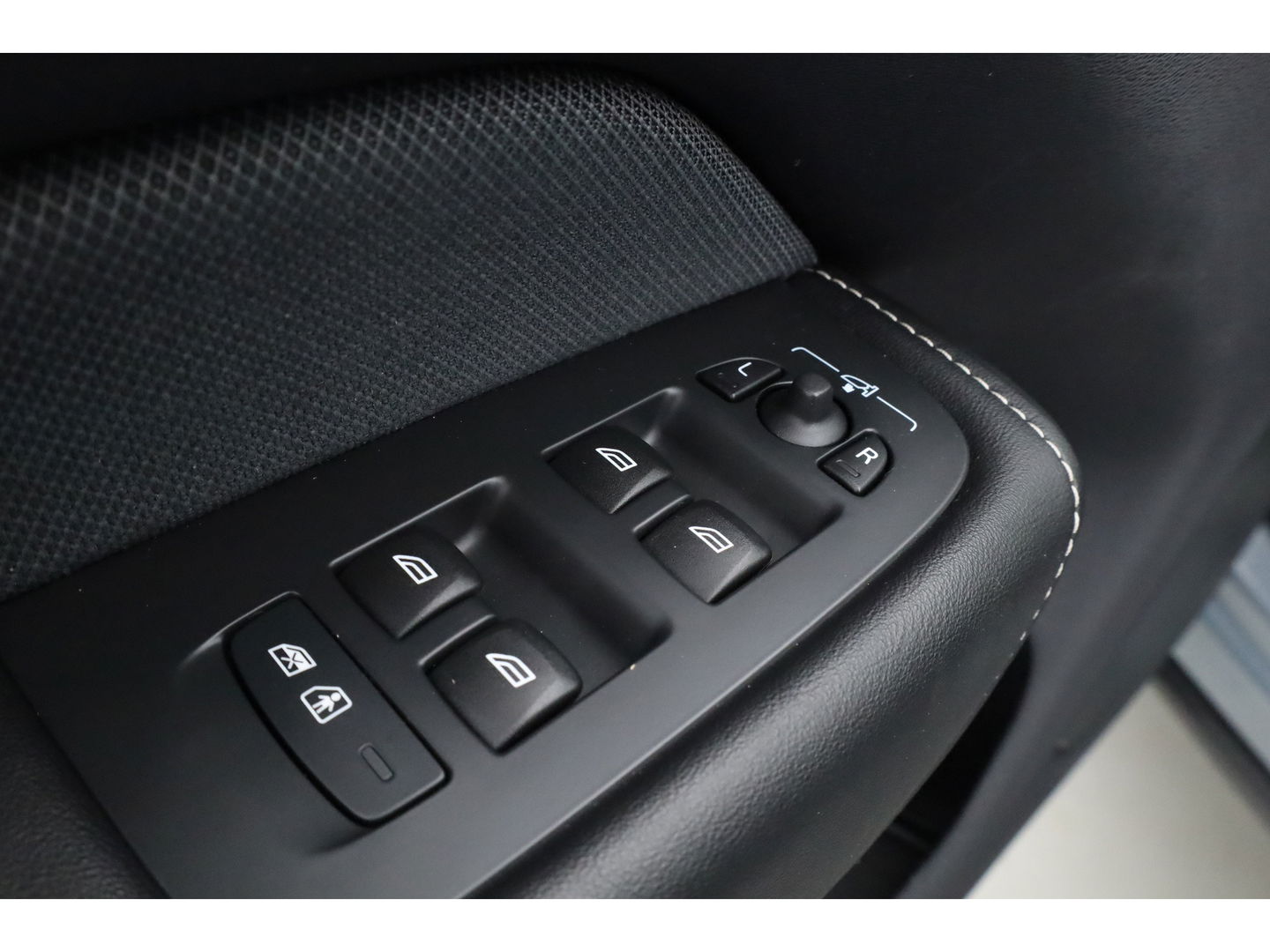 Volvo XC60 2.0 T6 Plug-in hybrid AWD Plus Dark | Trekhaak | Pano | ACC | Blis  | H&K Audio | Sport stoelen | stoel&stuur Verw. |